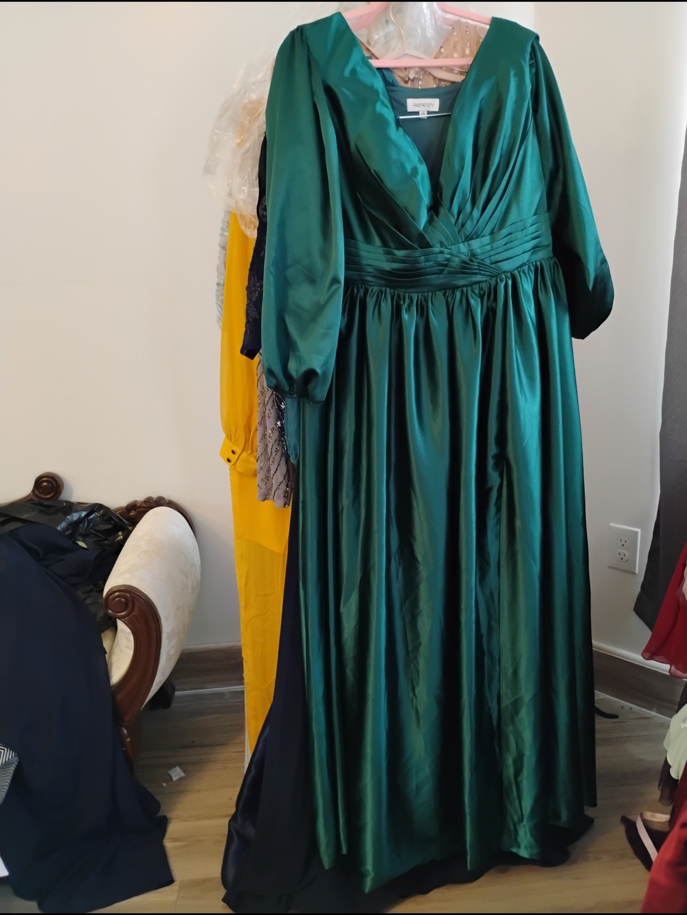 Elegant Emerald Green Satin V-Neck Evening Dress